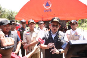 Tinjau Dampak Gempa di Pulau Bawean, Pj. Gubernur Adhy Pastikan Bantuan Logistik hingga Trauma Healing Terpenuhi