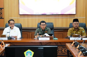 Rakor Tanggap Darurat Pasca Bencana Bersama BNPB, Pj Gubernur Adhy Pastikan Pemprov Jatim Bantu Rekonstruksi Bangunan Terdampak