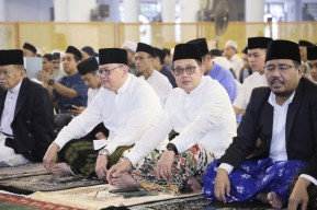 Bersama Keluarga, Pj. Gubernur Adhy Sholat Idul Fitri 1445 H di Masjid Nasional Al Akbar Surabaya
