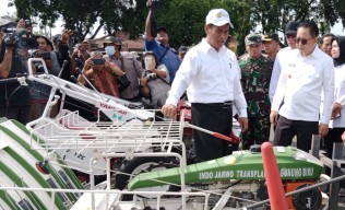 Terima Bantuan Alsintan serta Jutaan Benih, Pj. Gubernur Adhy Optimis Produksi Pertanian Jatim Meningkat dan Pertahankan Status Lumbung Pangan Nasional