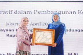 Terima Penghargaan Perempuan Inspiratif dari Menteri PPPA, Khofifah Ajak Perempuan Jadi Juru Damai