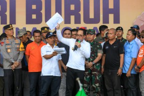 May Day 2024 di Jatim, Pj. Gubernur Adhy Potong Tumpeng dengan Puluhan Ribu Buruh Dan Komitmen Teruskan Usulan ke Pemerintah Pusat
