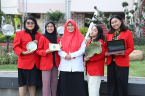 Mahasiswa Untag Surabaya Ciptakan Piring Ramah Lingkungan dari Daun Jati