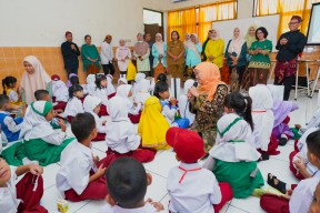 Berbagi Kurma, Tasbih  dan Susu di Hari Pertama MPLS. Cara  Khofifah Bersapa Siswa Sepulang Haji