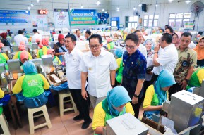 Pj. Gubernur Jatim Salurkan BLT DBHCHT kepada Buruh Pabrik Rokok Lintas Wilayah