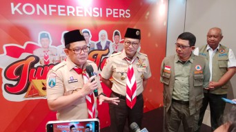Penjabat Gubernur Jawa Timur Terima Penghargaan Pin Emas dari BNPB