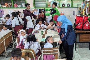 Khofifah Indar Parawansa Optimis Program Makan Siang Bergizi Bawa Dampak Positif Bagi UMKM