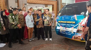 Pj. Gubernur Jatim Melepas Lima Truk Produk Ekspor dalam Festival Ekspor 2024