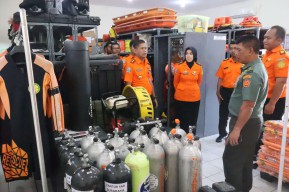 Inspektur BASARNAS Tinjau Kesiapan Sarpras Kantor SAR Kelas A Surabaya