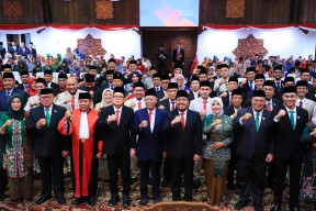 Penjabat Gubernur Jatim Hadiri Pengambilan Sumpah 120 Anggota DPRD Jatim Periode 2024-2029