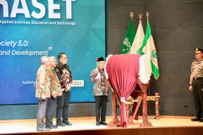 Wapres Ma'ruf Amin Buka iConASET 2024 di Surabaya, Bahas Teknologi untuk Solusi Kesehatan dan Lingkungan