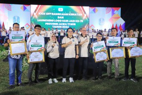 Pj. Gubernur Jawa Timur Adhy Karyono Serahkan Penghargaan Sayembara Logo Hari Jadi ke-79 Provinsi Jawa Timur