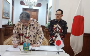 Terima Dubes Jepang untuk Indonesia, Pj. Gubernur Adhy Bahas Pengembangan Kerja Sama Jatim-Jepang