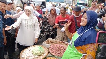 Khofifah Indar Parawansa Kampanye di Pasar PPI, Disambut Meriah Pedagang