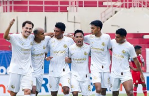 Arema FC Raih Kemenangan Telak atas Barito Putra di Liga 1: Skor 3-1 di Stadion Sultan Agung