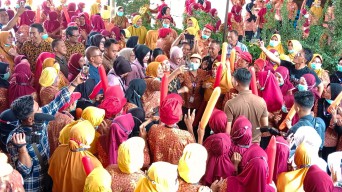 Khofifah Dapat Dukungan dari Buruh PT HM Sampoerna, Ribuan Pekerja Sambut Kedatangan Calon Gubernur Jatim