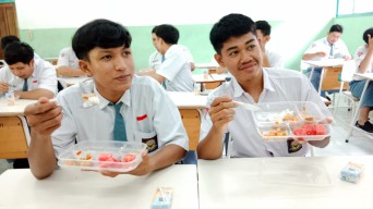 Menu Seragam Program Makan Bergizi Gratis di Surabaya Tuai Sorotan
