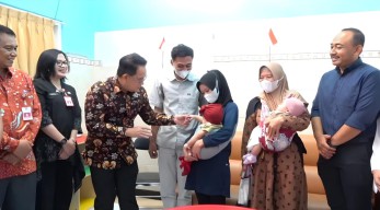 Pj Gubernur Jatim Lepas Kepulangan Azizah Syafa dan Azzahrah Syafa, Bayi Kembar Siam Asal Ngawi yang Berhasil Dioperasi