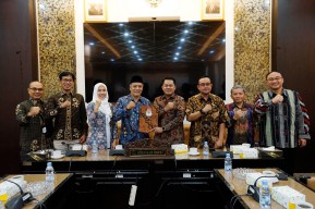 KPU Jatim Serahkan Surat Pengusulan Gubernur-Wakil Gubernur ke DPRD Jatim