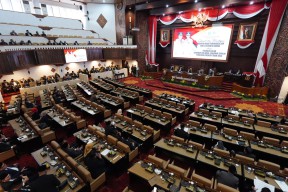 DPRD Jawa Timur Gelar Rapat Paripurna, Umumkan Khofifah-Emil Sebagai Gubernur dan Wakil Gubernur Terpilih