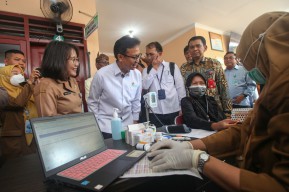 Menkes Budi Gunadi Tinjau Hari Pertama Cek Kesehatan Gratis di Surabaya