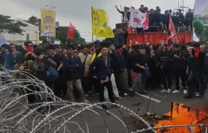 Mahasiswa Aliansi Jatim Menggugat Gelar Aksi Demonstrasi di Depan DPRD Jatim