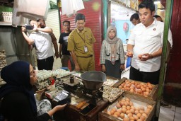 Pemkot Surabaya dan Polrestabes Gelar Sidak di Pasar Genteng, Pastikan Stok dan Harga Bapok Stabil
