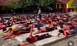 Viral! Siswa SD di Karawang Latihan Renang di Halaman Sekolah, Begini Faktanya