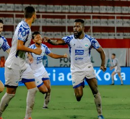 Duel Sengit di Blitar: Sudi Abdallah Gagalkan Kemenangan Arema FC di Menit Akhir