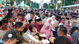Khofifah-Emil Ajak Warga Jatim Bersatu, Tasyakuran di Grahadi Berlangsung Meriah