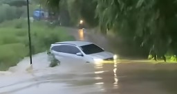 Nekat Terjang Banjir, Mobil di Bekasi Justru Hanyut Terbawa Arus!