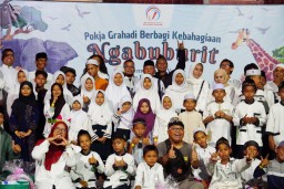 Ngabuburit Edukatif: Wartawan Grahadi Ajak Puluhan Anak Yatim Menjelajahi Kebun Binatang Surabaya