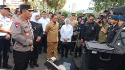 Jelang Lebaran, Gubernur Jatim Khofifah Ikuti Apel Operasi Ketupat 2025 Bersama Kapolri