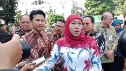 Khofifah Indar Parawansa Tegas: Tidak Terkait Kasus Dugaan Korupsi Hibah SMK 2017