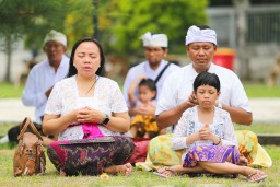 Ribuan Umat Hindu di Surabaya Gelar Upacara Melasti di Pantai Kenjeran