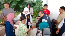 Tradisi Berbagi Jelang Idul Fitri, Gubernur Khofifah Bagikan 1.500 Paket Bahan Pokok dan Zakat Maal untuk Warga