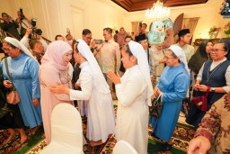 Gubernur Khofifah Gelar Open House Hari Kedua Lebaran, Dihadiri Ribuan Masyarakat