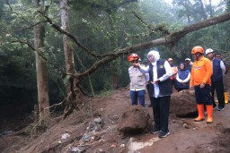 Khofifah Tinjau Longsor Cangar-Pacet, Dorong Normalisasi Sungai dan Pemasangan EWS