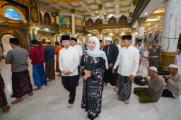 Khidmat Malam di Bangkalan: Khofifah Ziarah ke Makam Syaikhona Kholil, Ulama Inspirator Lahirnya NU