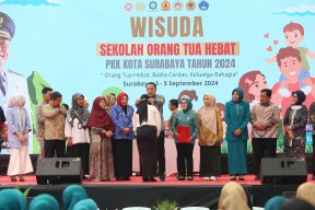 Pemkot Surabaya Gelar Wisuda Sekolah Orang Tua Hebat, 12.440 Peserta Diwisuda
