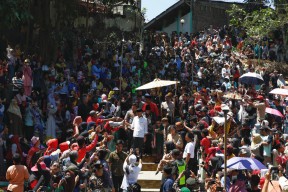 Bagikan Apem Yaa Qowiyyu, Ganjar Sekaligus Pamitan