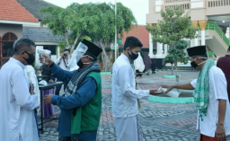 Warga Sidoarjo Gelar Salat Id Sesuai Protap Covid-19