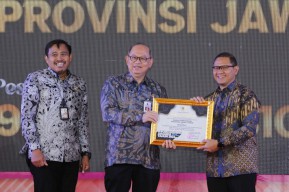 Penjabat Sekda Jatim Bobby Soemiarsono Serahkan 30 Piagam Penghargaan pada E-Purchasing Award 2024