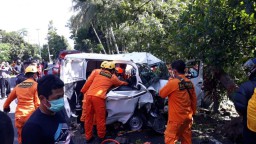 Ajaib! Mobil Grand Max Ringsek, Sopir dan Penumpang Selamat