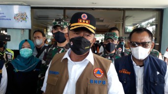 Kepala BNPB Ganip Warsito dan Plh. Sekdaprov Heru Tinjau RS Lapangan