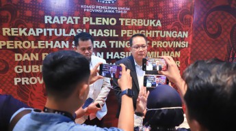 Pj. Gubernur Jatim Adhy Karyono Tinjau Rekapitulasi Pilkada Jatim: Kondusif dan Sesuai Aturan