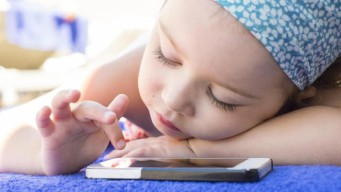 Pemakain Gadget Berlebih Bikin Minat Baca Anak Merosot