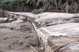 Waspada! Gunung Semeru Masih Luncurkan Awan  dan Lahar Panas