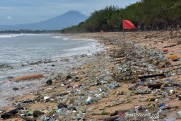 Sebanyak 30 Ton Sampah Dibersihkan dari Pantai Kuta