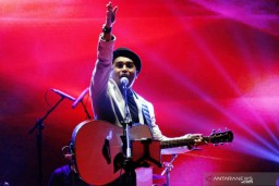 Dilepas Keluarga dan Rekan Artis, Glenn Dimakamkan di Tanah Kusir